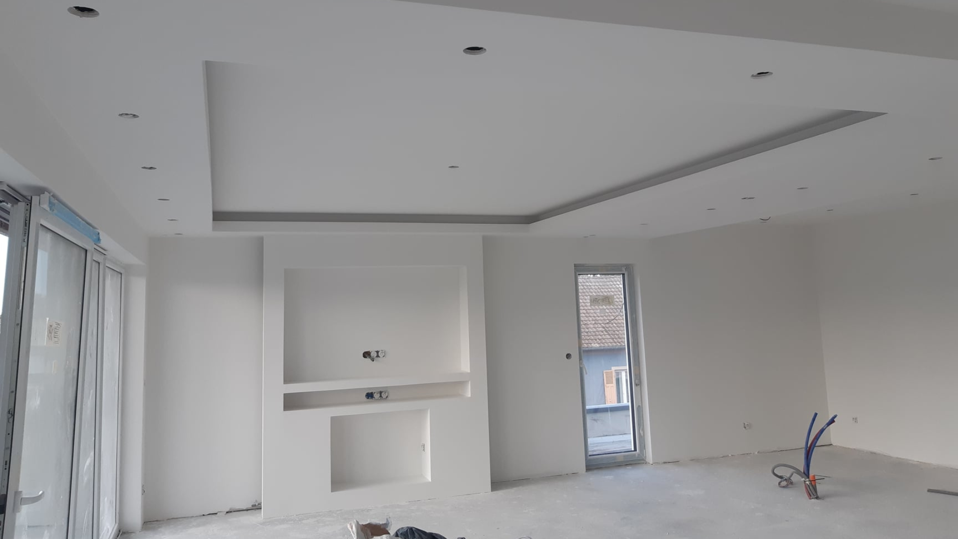 Decorative ceiling with light coves and drywall niches